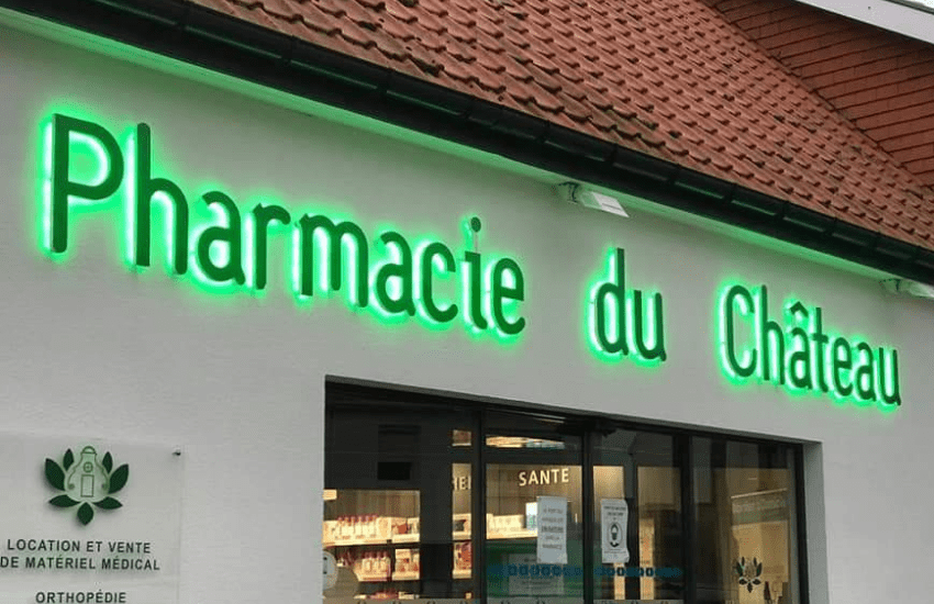 Enseigne rétro-éclairée allumée sur la devanture d'une pharmacie