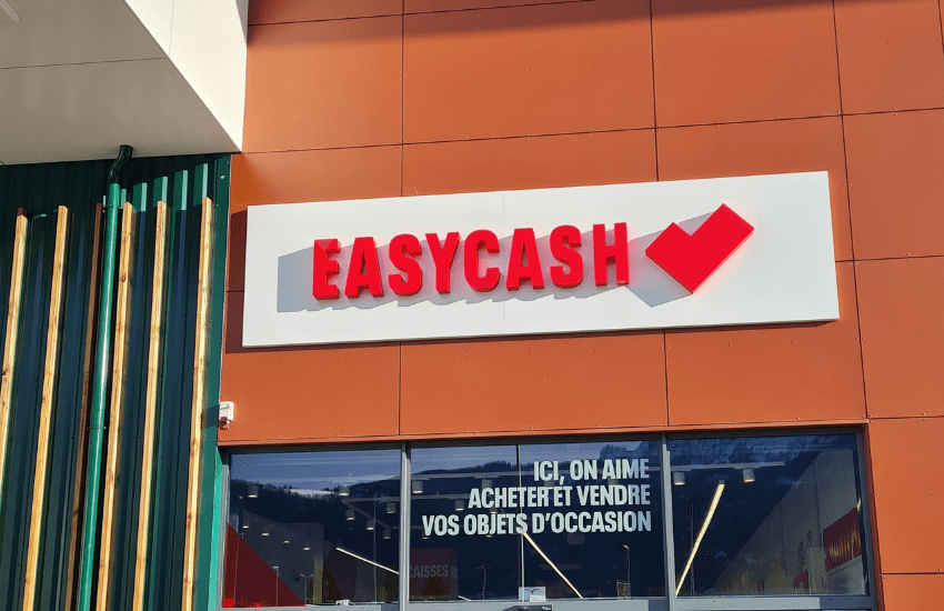 Caisson enseigne relief avec lettrage personnalisé