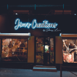 Enseigne rétro-éclairée allumée de nuit