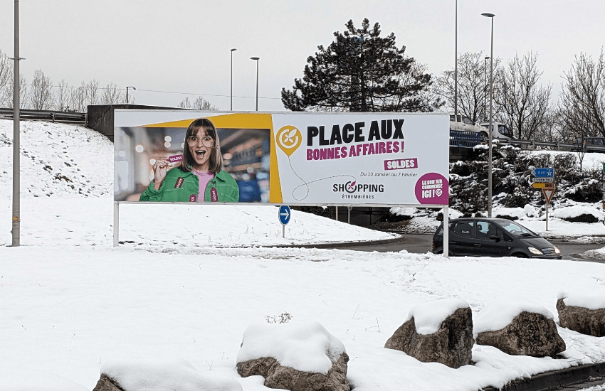 Photo d'un panneau publicitaire extérieur