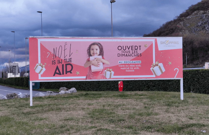 Photo d'un panneau publicitaire extérieur horizontal