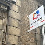 Photo d'une enseigne drapeau