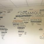 Photo d'un décoration murale avec nuage de mots et carte du monde