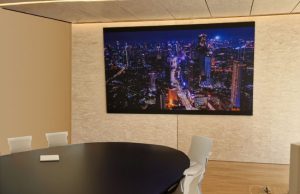 Photo d'un écran LED en intérieur