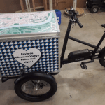 Photo d'un flocage sur la caisse d'un triporteur