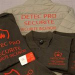 Photo de plusieurs vêtements avec marquage personnalisé
