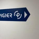 Photo d'un panneau directionnel avec logo