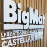 Photo d'un panneau et lettre 3D avec logo