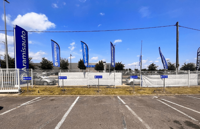 Photo de plusieurs drapeaux de signalétique extérieure