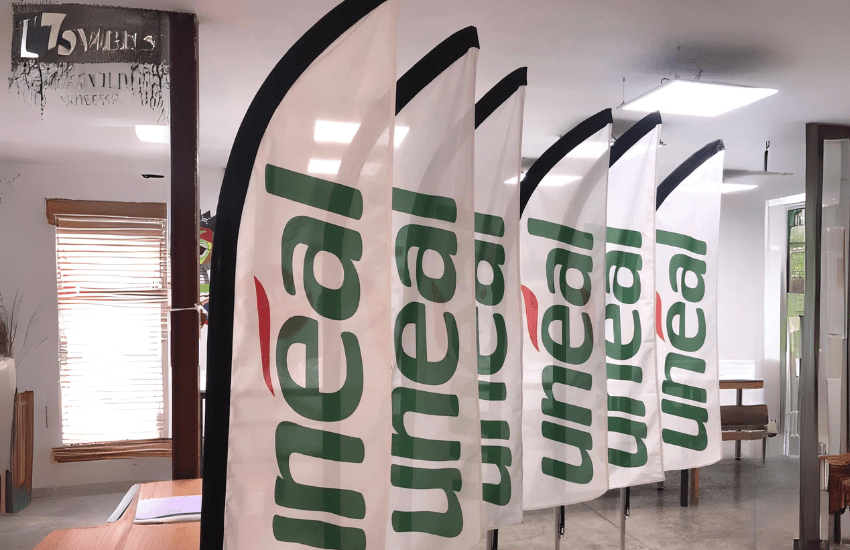 Photo d'une rangée de plusieurs mâts drapeaux