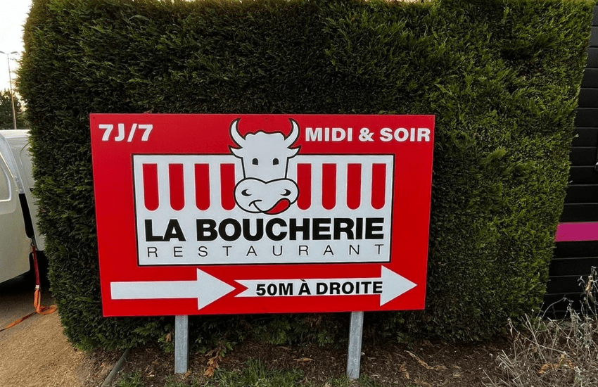 Photo d'un panneau pré enseigne