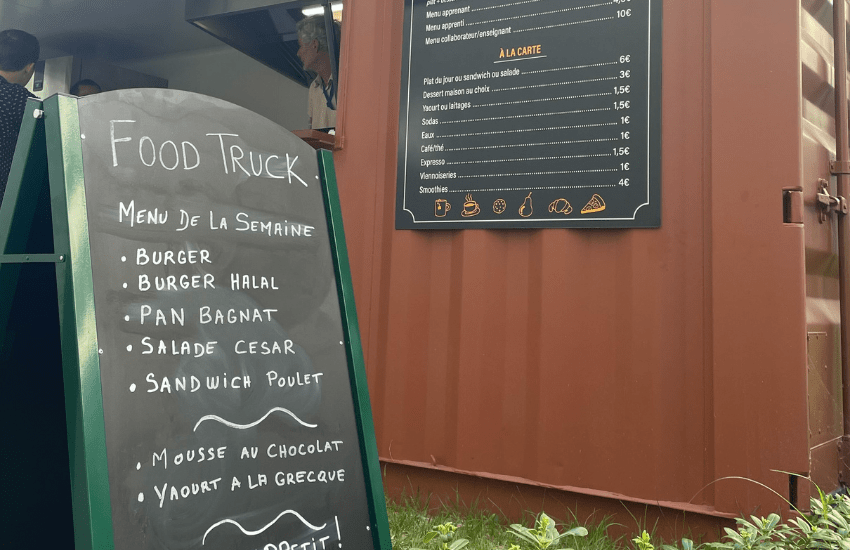 Photo d'un stop trottoir restaurant avec ardoise