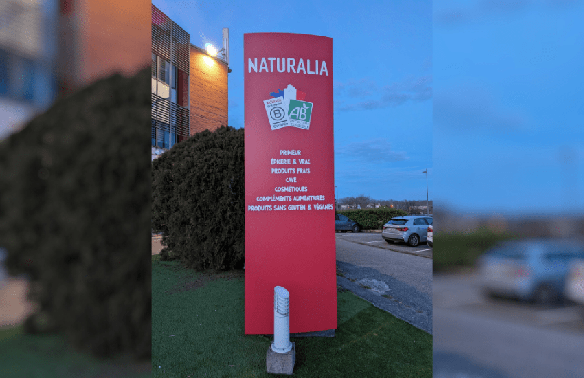 Photo d'un totem publicitaire